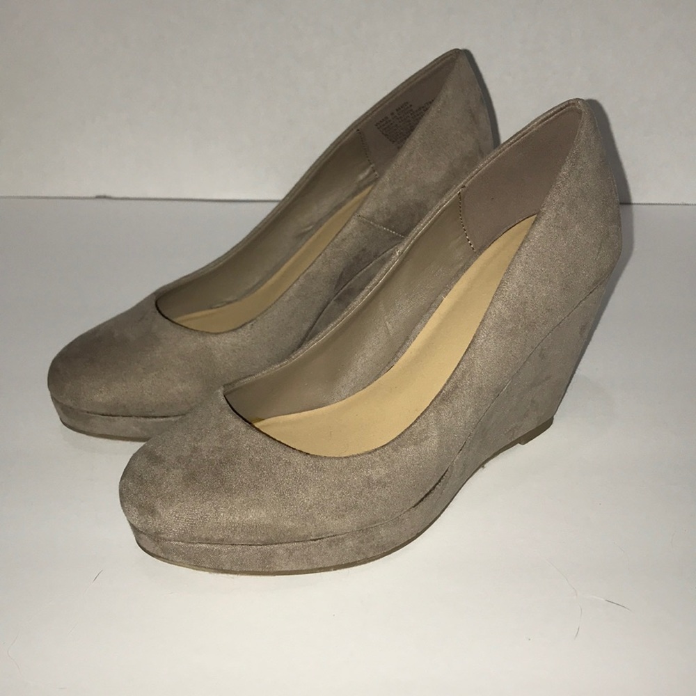 Tan suede Apt. 9 wedges sz 5
